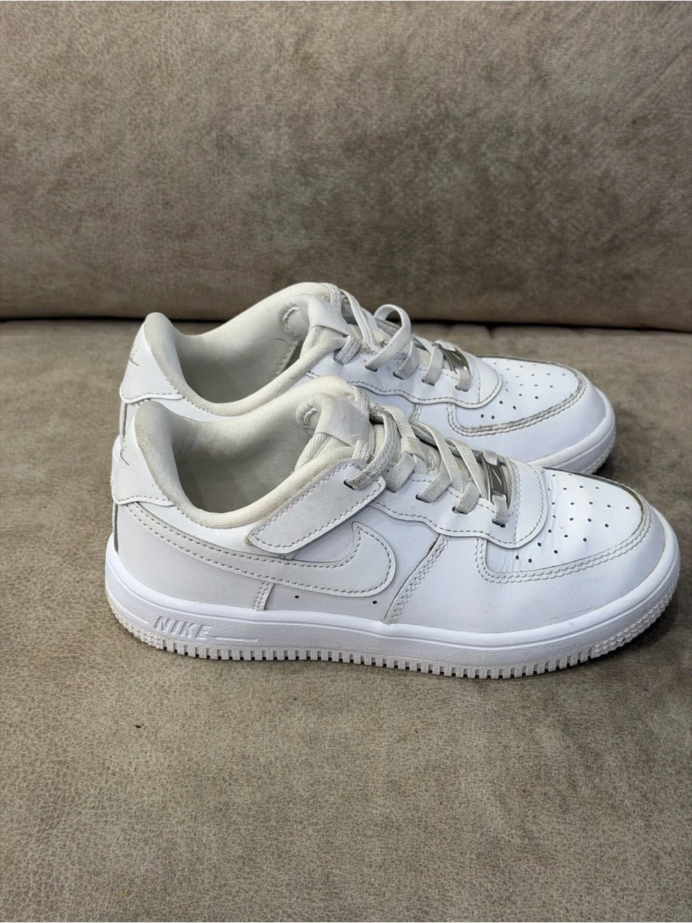 Nike Force 1 Low EasyOn Triple White Kids Size 1.5Y FN0237-111